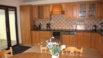 冷蔵庫、電子レンジ、オーブン、コンロ