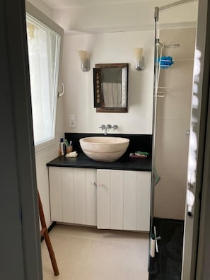 Bathtub, hair dryer - ART DECO VILLA WITH GARDEN, DIRECT ACCESS TO THE BEACH (Camaret-Sur-Mer)