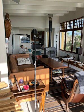 Kirjoja, musiikkikirjasto, videokirjasto, stereot