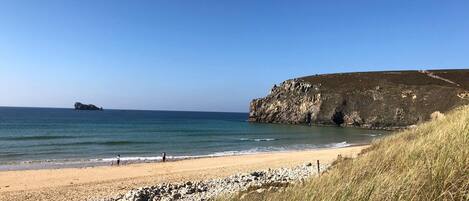 بالقرب من الشاطئ