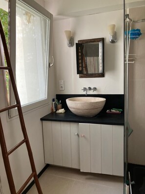 Baignoire, séchoir à cheveux