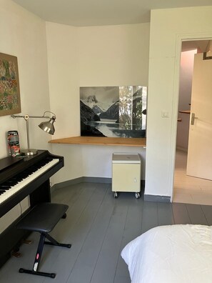 4 habitaciones, cuna de viaje y ropa de cama 