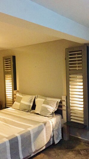 5 bedrooms, desk, iron/ironing board, travel crib
