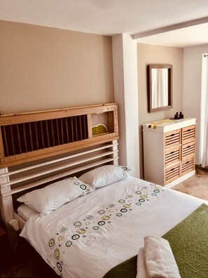 5 間睡房、書桌、熨斗/熨衫板、可攜式嬰兒床