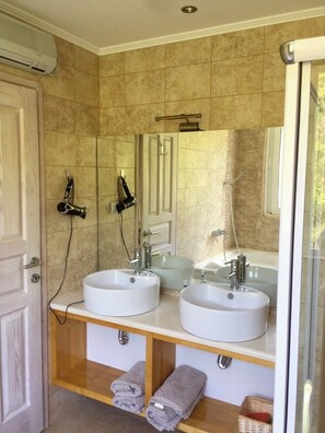 花灑/浴缸組合、風筒、提供毛巾、番梘