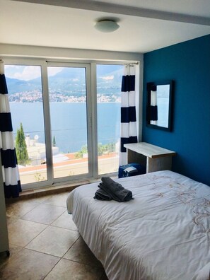 5 chambres, bureau, fer et planche à repasser, lit parapluie