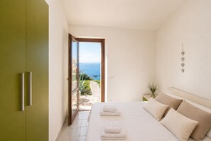 3 habitaciones, tabla de planchar con plancha y cuna de viaje 