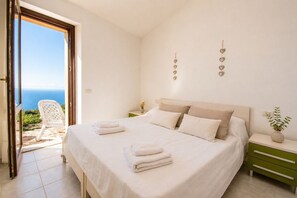 3 habitaciones, tabla de planchar con plancha y cuna de viaje 