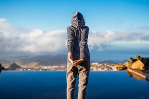 Una piscina al aire libre, una piscina climatizada