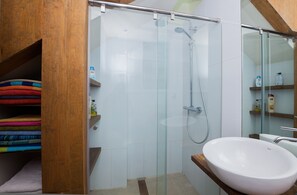 Bañera, secador de pelo, bidé y toallas