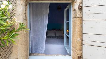 9 chambres, bureau, fer et planche Ă repasser, lit parapluie