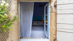 9 habitaciones, escritorio y tabla de planchar con plancha