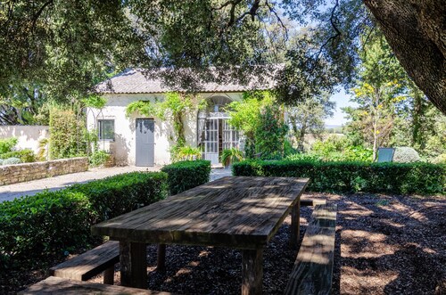 House with character in the middle of the vineyards with heated pool