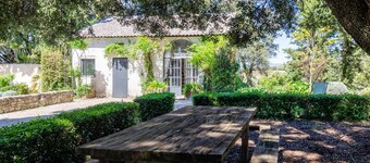 Huset i midten av vingårder med oppvarmet basseng