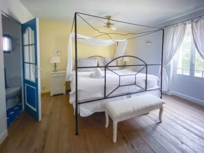 9 bedrooms, desk, iron/ironing board, travel cot