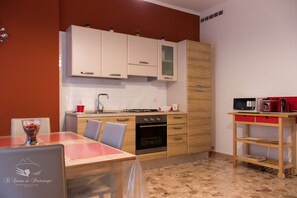 KĂŒhlschrank, Mikrowelle, Ofen, Herdplatte