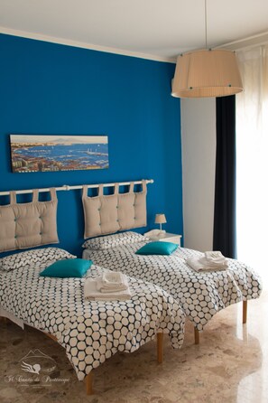 2 室のベッドルーム、デスク、アイロン / アイロン台、旅行用ベビーベッド