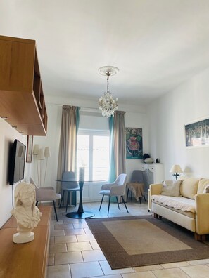 TV, books - OLD PORT SEA VIEW TOP FLOOR (Marseille)