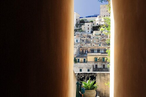 Lumineuse maison d’époque, restructurée avec soin, avec vue splendide sur la ville baroque de Modica.