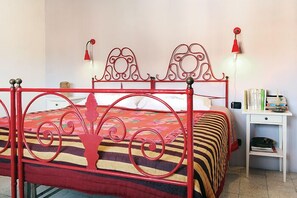 1 bedroom, desk, iron/ironing board, WiFi