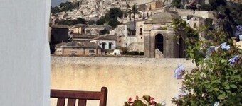 Vico Muccio - historical house, finely restructured with a splendid view on the historical Baroque city of Modica