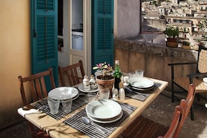 Outdoor dining - Vico Muccio - historical house, finely restructured with a splendid view on the historical Baroque city of Modica (Modica)
