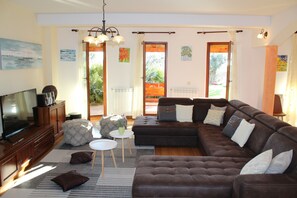 Fernseher, Kamin, DVD-Player, Tischfußball