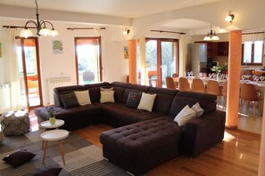 Fernseher, Kamin, DVD-Player, Tischfußball