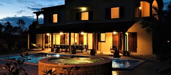 For large group, pool 50 m2-option heated pool, Jacuzzi, 4 km beach, sea view