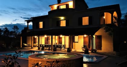 For large group, pool 50 m2-option heated pool, Jacuzzi, 4 km beach, sea view