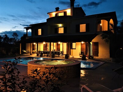 For large group, pool 50 m2-option heated pool, Jacuzzi, 4 km beach, sea view