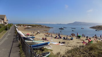 Una spiaggia nelle vicinanze