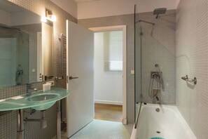 Bañera, secador de pelo, bidet, toallas