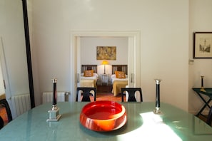 3 habitaciones, tabla de planchar con plancha, wifi y ropa de cama 