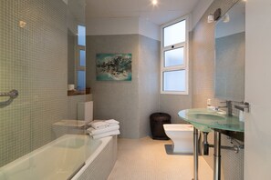 Een bad, een haardroger, een bidet, handdoeken