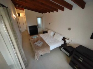 3 bedrooms, desk, iron/ironing board, travel cot