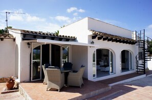 Outdoor dining - Villa in Moraira with 10 x 5 m private pool on level plot with large terrace. (Teulada)