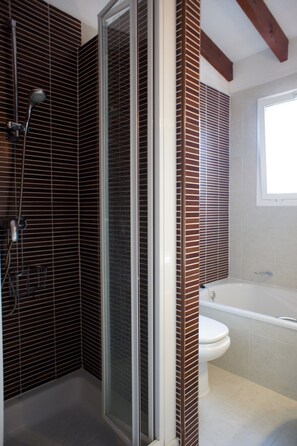 Combined shower/bathtub, hair dryer, towels, soap - Villa in Moraira with 10 x 5 m private pool on level plot with large terrace. (Teulada)