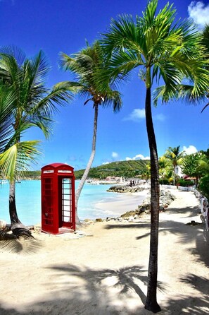 Beach nearby, sun loungers, beach towels
