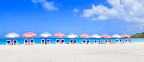 Nära stranden, solstolar och strandhanddukar