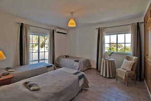 5 habitaciones, tabla de planchar con plancha y cuna de viaje