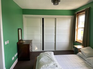 6 bedrooms, iron/ironing board, WiFi, bed sheets