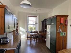 Fridge, microwave, oven, stovetop - Extended Victorian Manor House With Conservatory / large Garden, sleeps 10 (Cardross)