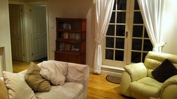 Smart TV, reproductor de DVD, libros y videoteca