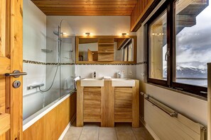 Ensemble douche/baignoire, sèche-cheveux, serviettes fournies