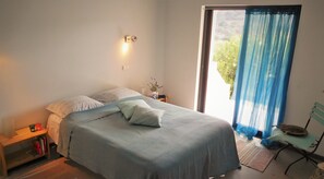 4 dormitorios, escritorio, tabla de planchar con plancha y cuna de viaje