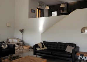 Smart-TV, Kamin, Bücher