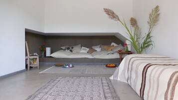 4 habitaciones, escritorio y tabla de planchar con plancha