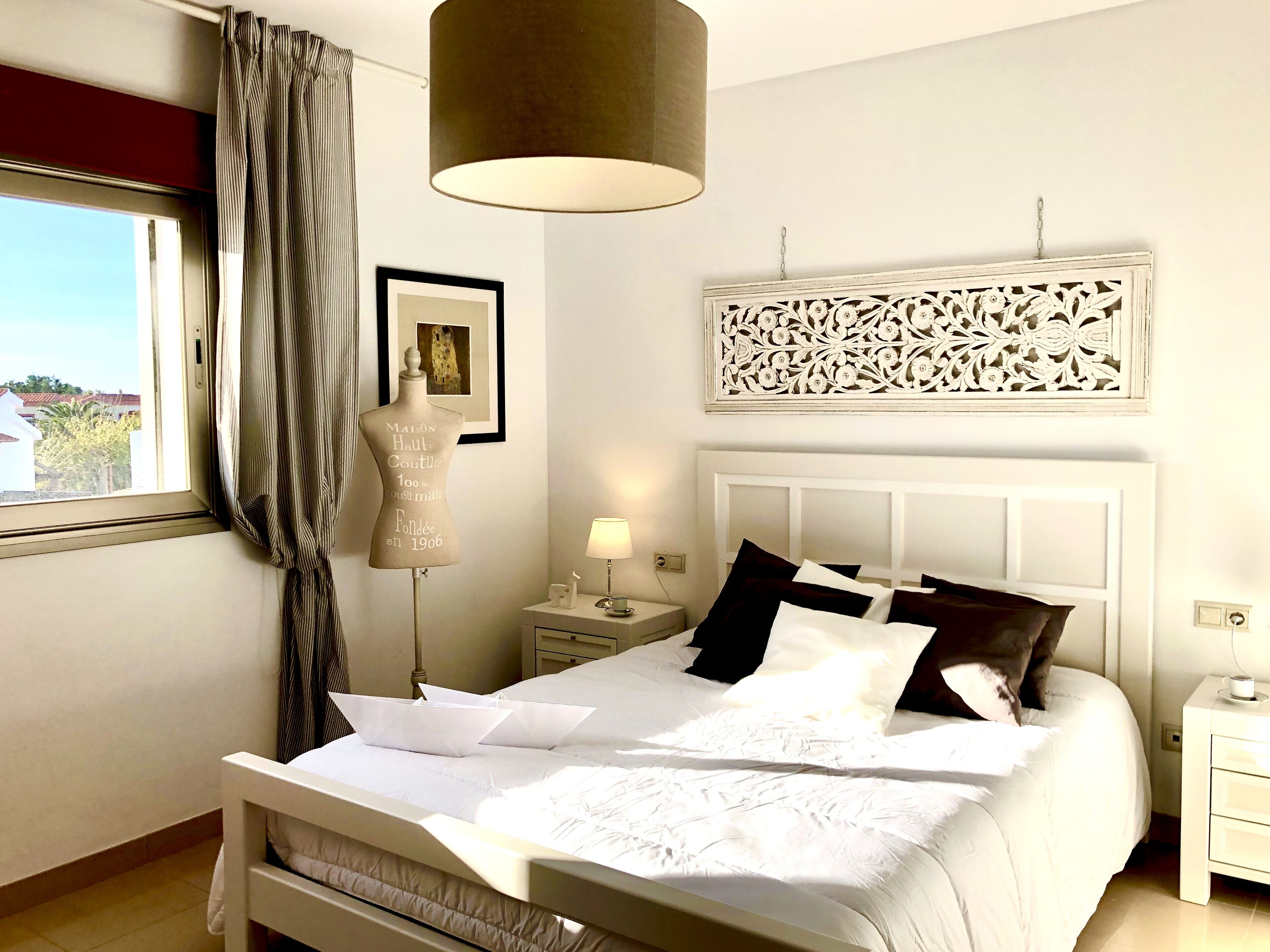 4 dormitorios, tabla de planchar con plancha, cuna de viaje