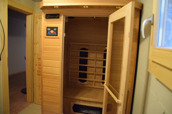 A sauna with wooden walls and a control panel. - Chalet Trinitas, Veysonnaz / Les Agettes wifi and Infra red cabin (Les Agettes)
